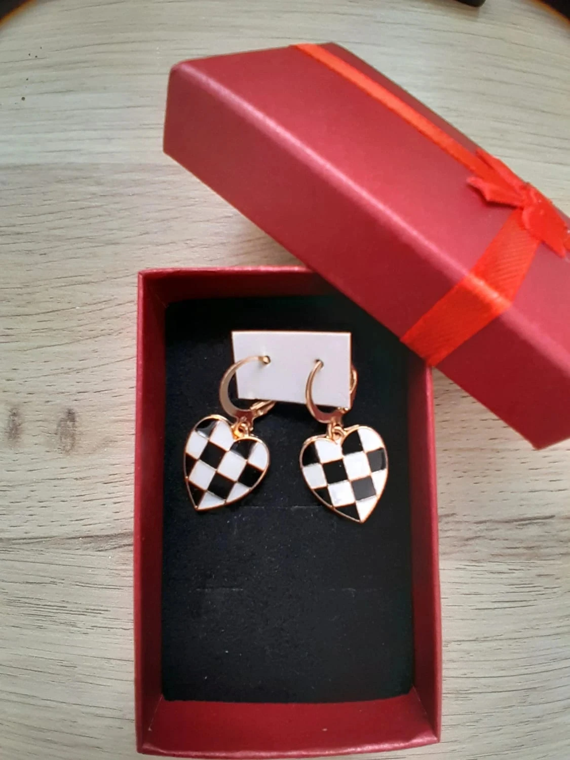 Boucles d'oreilles, coeur à carreaux émaillées, couleurs noir,  dorées